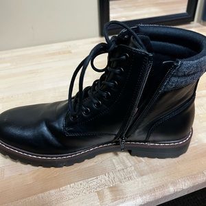 Men’s combat boot.